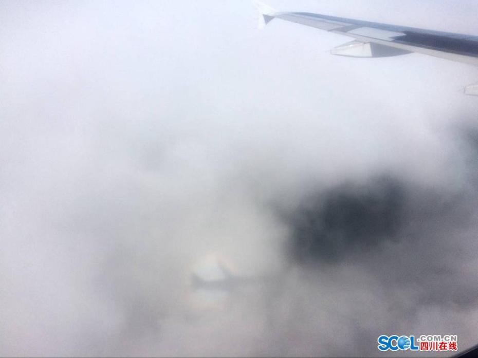 罕见！一架飞往成都的客机云中“佛光”伴行