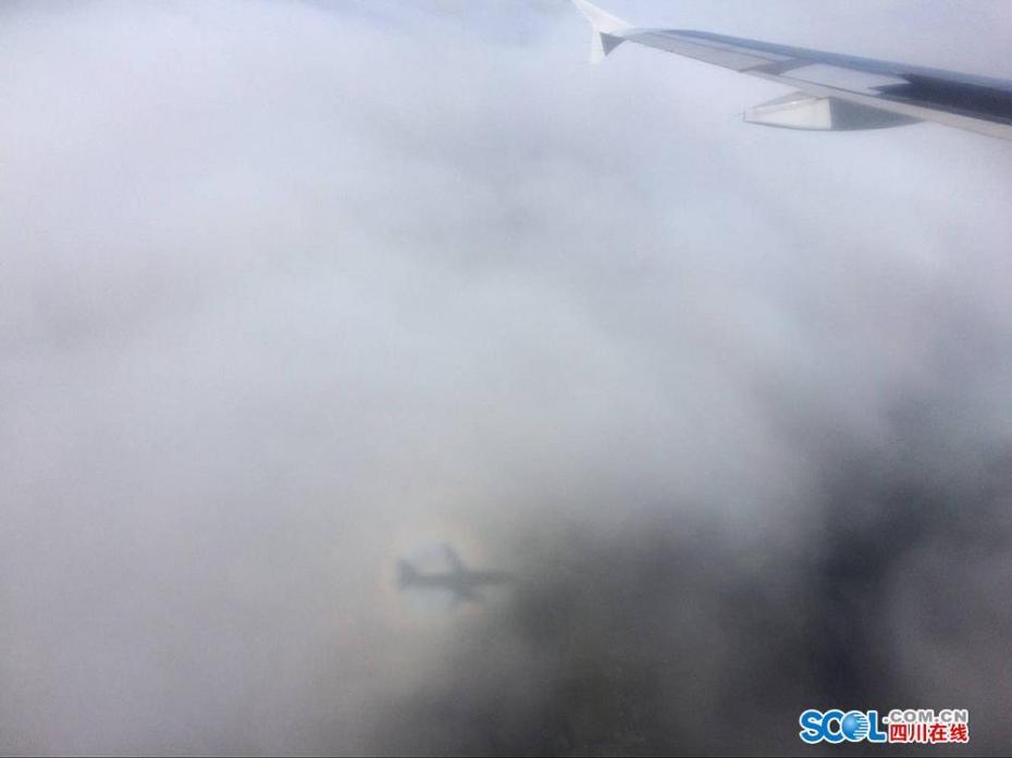 罕见！一架飞往成都的客机云中“佛光”伴行