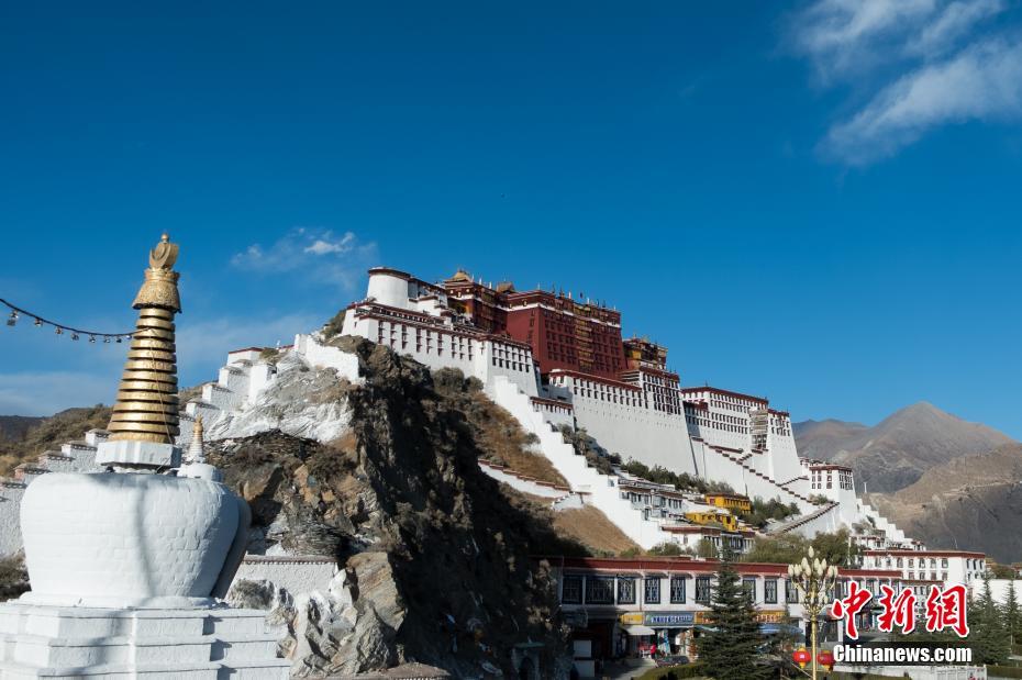 西藏拉萨布达拉宫完成冬季换"装"
