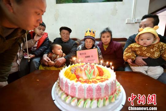 广西都安瑶族寿星欢度120周岁生日