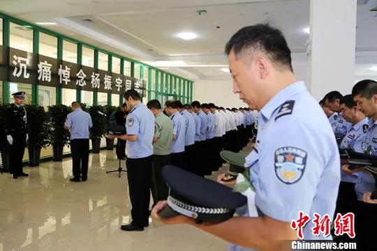 邯郸民警杨振宇殉职:高温下为群众扇扇子的"暖警"