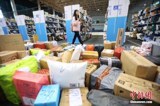 南京航空航天大学江宁校区的大学生有序领取各自的快件。<a target='_blank' href='http://www.chinanews.com/'>中新社</a>记者泱波摄
