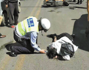 辅警跪地守护车祸受伤女子 引来网友赞声一片