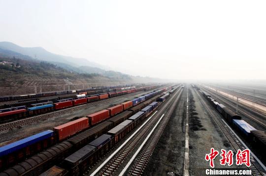 重庆铁路枢纽“内客外货”大货运格局雏形初显