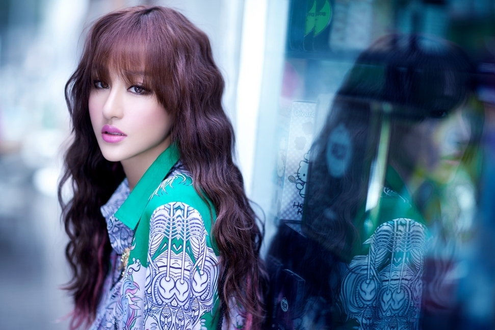 刘羽琦卷发优雅出镜 轻松驾驭时尚大片