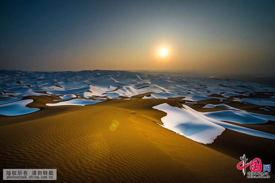 雪后新疆库姆塔格沙漠奇观