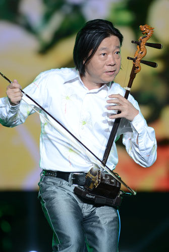 卞留念在演奏《赛马》