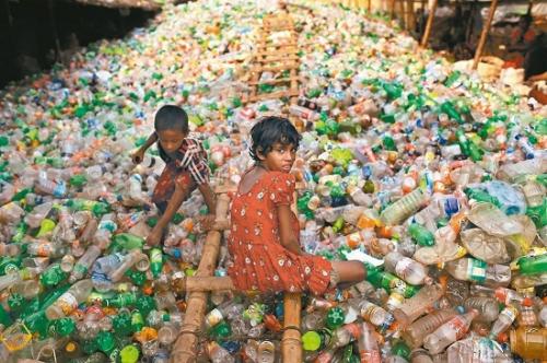 报道称，以2016年为例，全球回收的塑料瓶数量不到售出的一半，重制成新瓶的比例只有7 余的塑料瓶都被送进垃圾填埋场或大海。