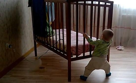 惊呆！俄10月大男婴独自挪动婴儿床秀超人力量