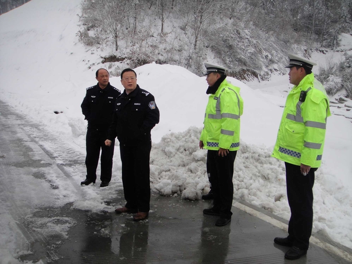 金寨县公安局长李云峰深入冰雪路面一线检查指