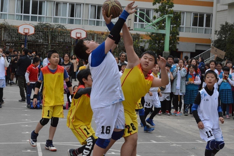 驰骋球场 舞动青春