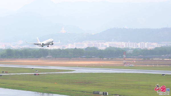 瑞丽航空担任波音737-800客机芒市机场首次试