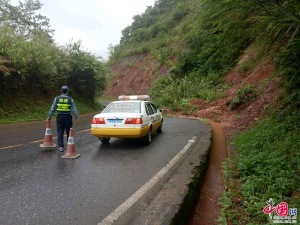 江城县强降雨致多处道路中断 多部门联合开展