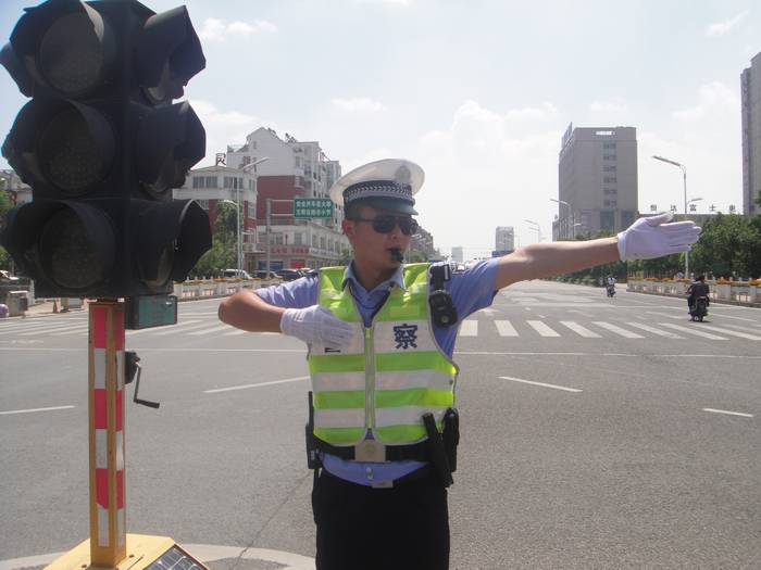 金寨县文明办县电视台联合拍摄高温下的执勤交