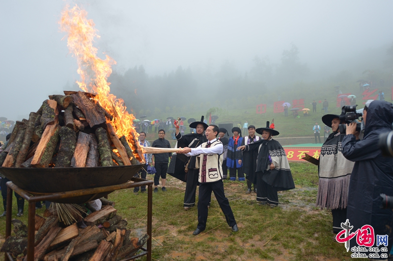 石林火把节迎来圣火