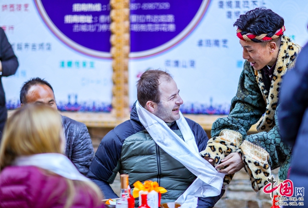 香格里拉举行盛大藏式跨年活动 五千游客齐聚