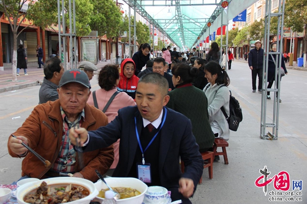 云南曲靖:马龙首届樱花美食节长街宴 美食美景