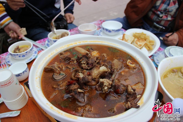 云南曲靖:马龙首届樱花美食节长街宴 美食美景两不负