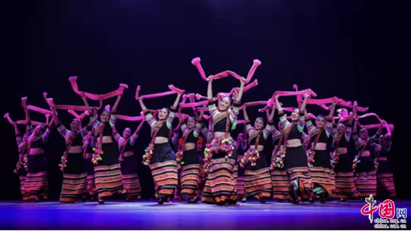 ballbet舞蹈《摆出一个春天》登上“新创民族民间舞作品集”精品晚会(图2)