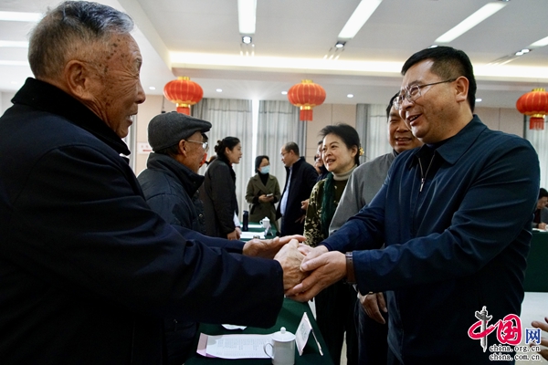 座谈会上,厅党组书记赵国良向全体老干部致以崇高敬意和新春祝福.