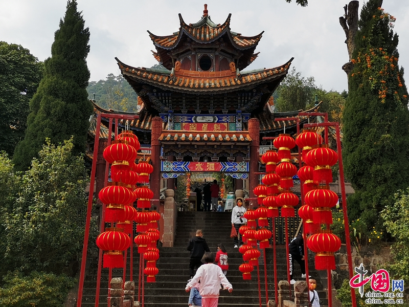 大多数人选择就近就地过年,景东县境内御笔山公园,景东文庙,孔雀山