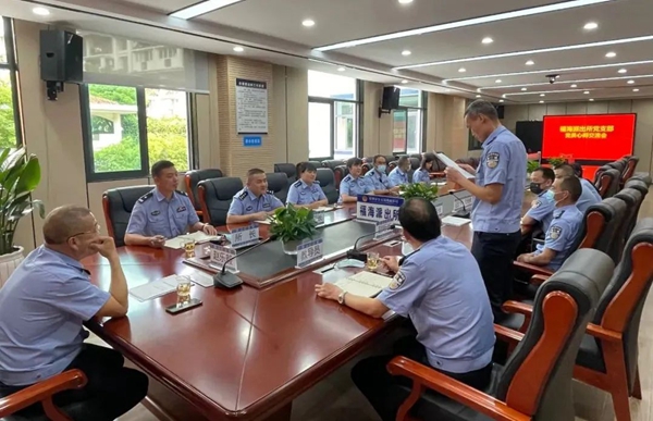 在课后随机点名党员民警分享学习心得,对好的提出表扬,对肤浅,敷衍的