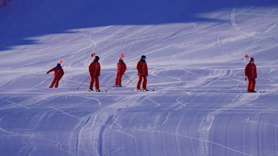 谈球吧体育新疆青河县：景城融合的“冬滑雪、夏避暑”的大旅游格局初步形成(图1)