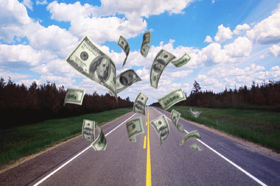 美一运钞车在高速公路“撒钱” 过往司机蜂拥抢夺