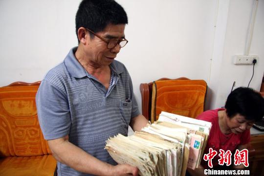 广东七旬退休环卫工人20多年资助18名学生（图）