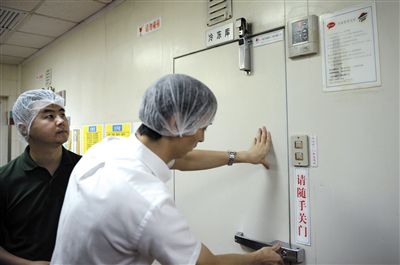 7月22日，在杭州市一家必勝客門店內，餐廳工作人員關閉封存有上海福喜食品有限公司生産的調味牛肉排的冷庫。