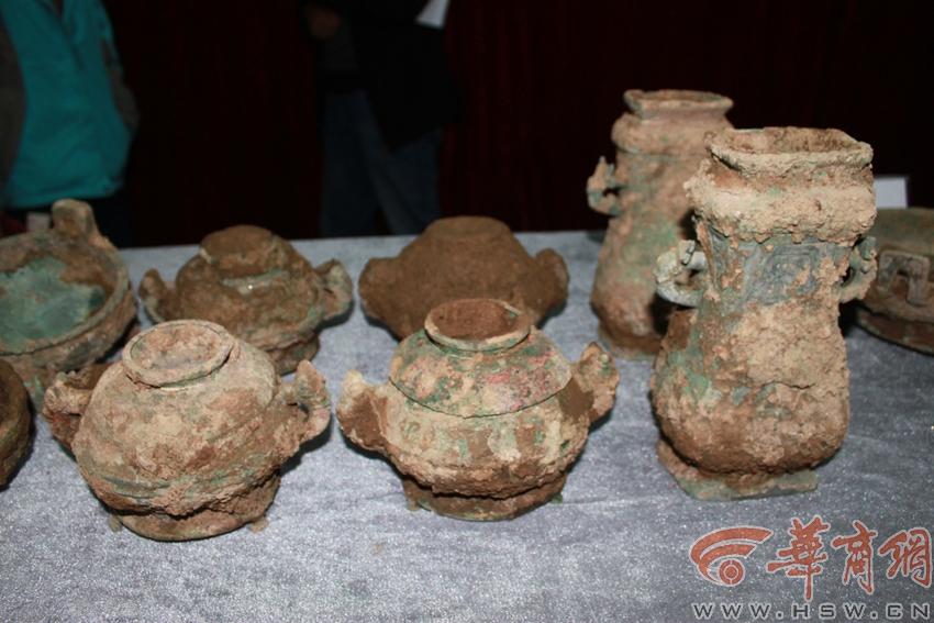 宝鸡村民自家后院挖出青铜器 物主或是秦国贵族