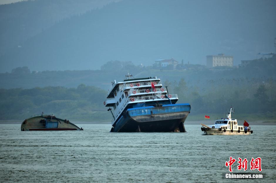 重庆千吨货轮长江“腰折”倾覆 船员获救