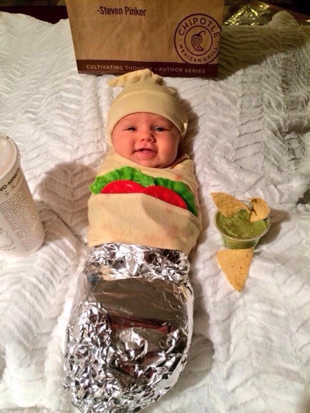 萌翻！婴儿被“坑孩”父母打扮成墨西哥玉米卷