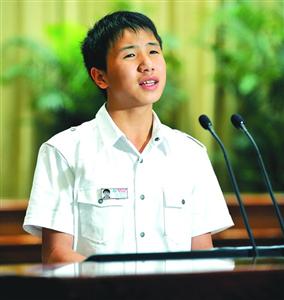 2007年6月11日，当时还是初三学生的雷楚年在共青团十六大抗震救灾英模事迹报告会上发言。/新华社