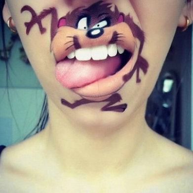 化妆师在嘴边巧画趣味卡通人物
