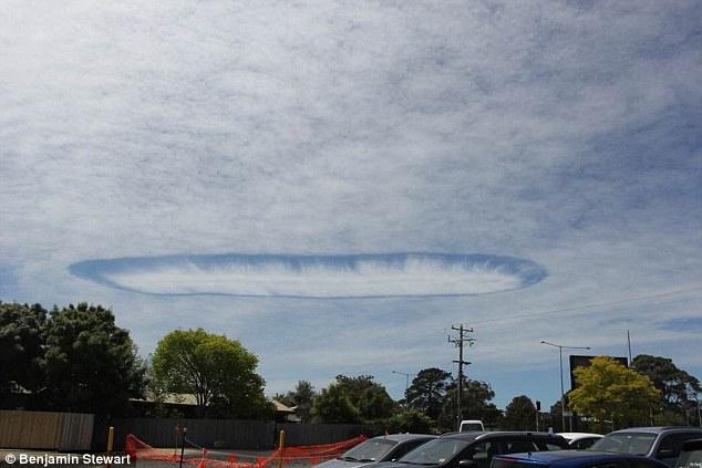 澳大利亚上空现罕见雨幡洞云