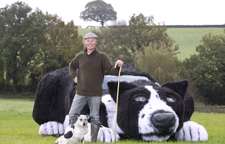 英国农民将汽车改造成“牧羊犬” 纪念去世爱犬