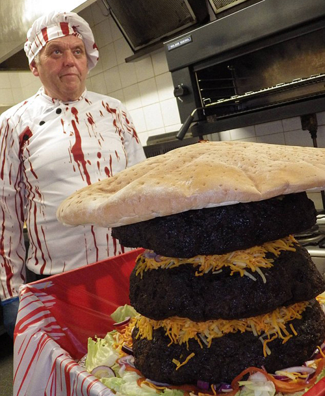 英厨师制作英国最大汉堡 重约31公斤