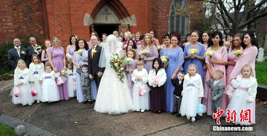 英国教堂婚礼现庞大伴娘团 44名伴娘登场