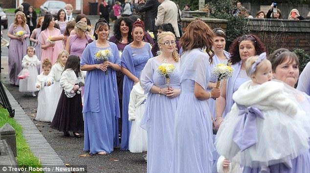 英国教堂婚礼现庞大伴娘团 44名伴娘登场