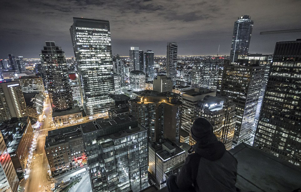 意摄影师抓拍城市夜景下惊险高空跑酷