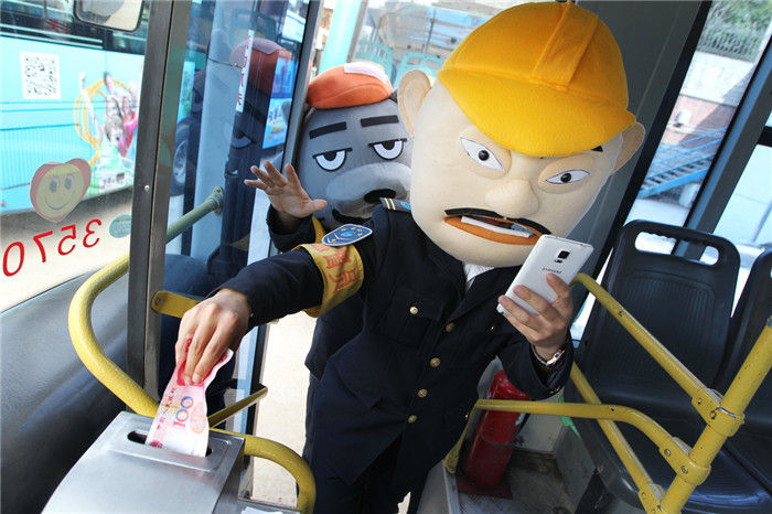公交司机搞笑模仿低头族 倡议市民少玩手机