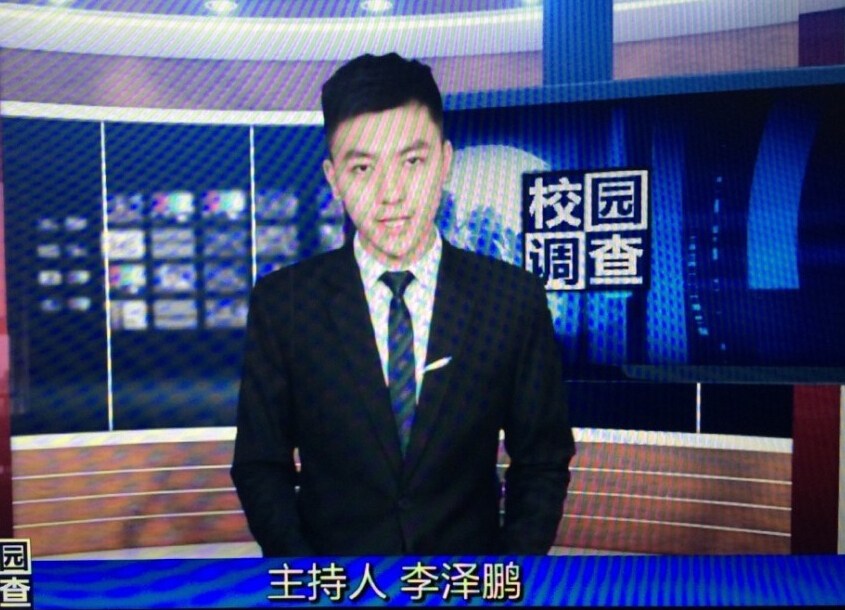 央视“小鲜肉”男主播 着西装配红裤衩