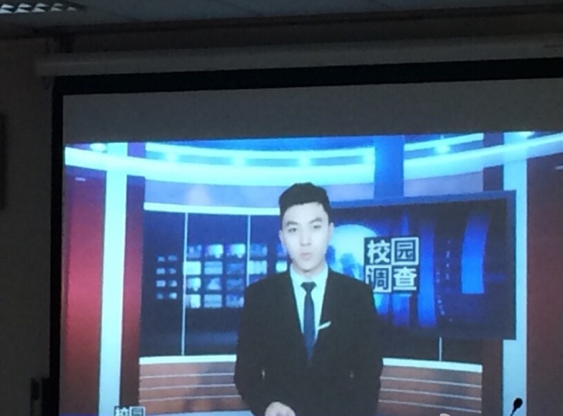 央视“小鲜肉”男主播 着西装配红裤衩