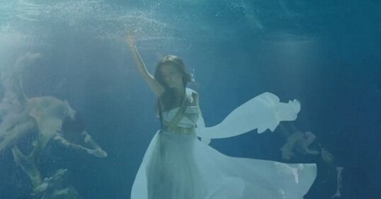 性感撩人!女星水下写真大秀好身材