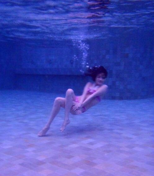 性感撩人!女星水下写真大秀好身材