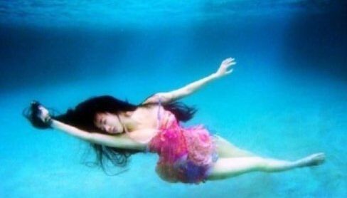 性感撩人!女星水下写真大秀好身材
