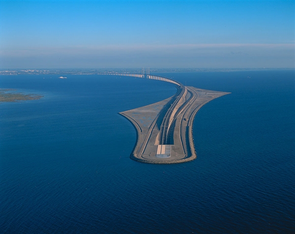 人类建筑奇迹：跨海大桥修到中间 突然消失