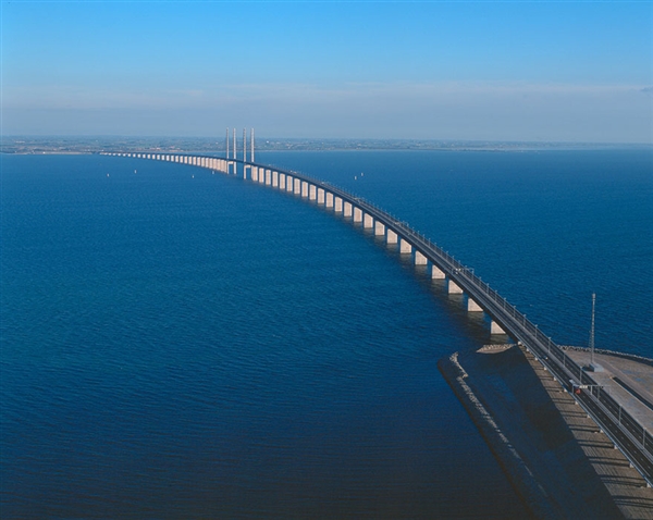 人类建筑奇迹：跨海大桥修到中间 突然消失