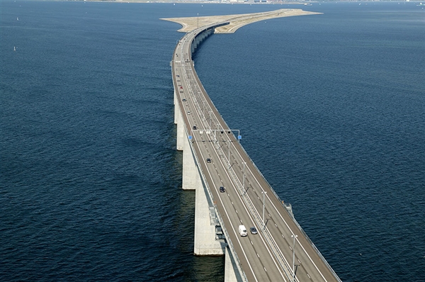 人类建筑奇迹：跨海大桥修到中间 突然消失